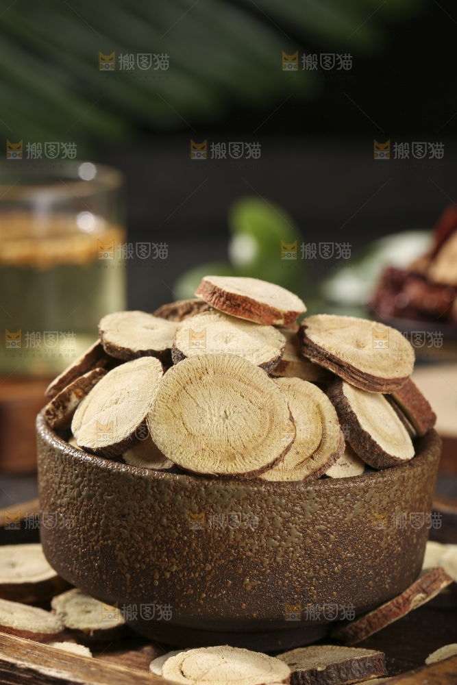 深底上放着甘草片
