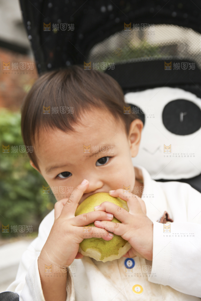 手里拿着玉露香梨