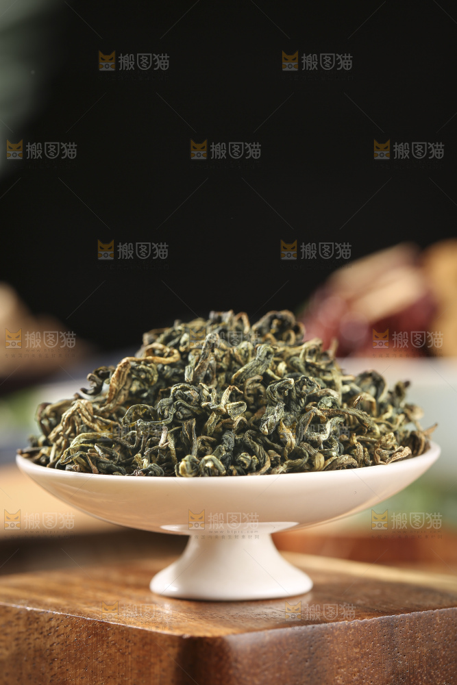 木底上放着蒲公英茶