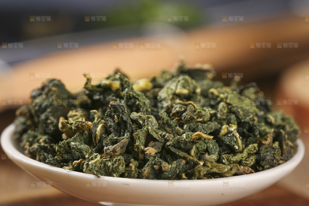 木底上放着的桑叶茶