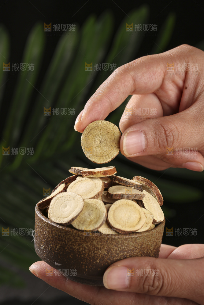 深底上放着甘草片