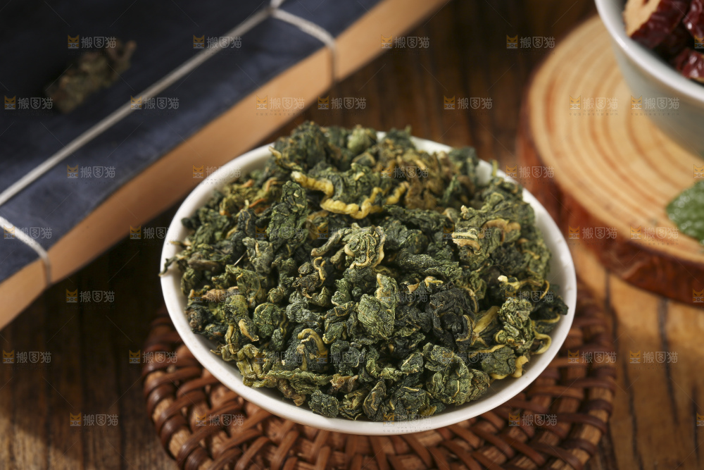 木底上放着的桑叶茶