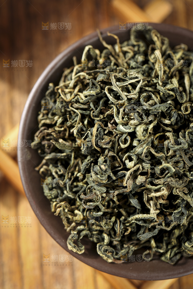 木底上放着蒲公英茶