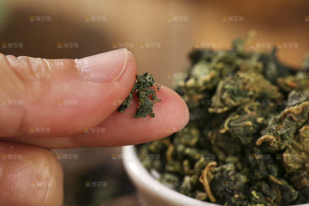 木底上放着的桑叶茶
