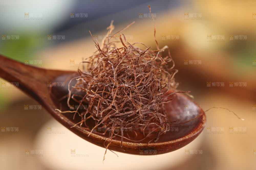 木底上放着玉米须