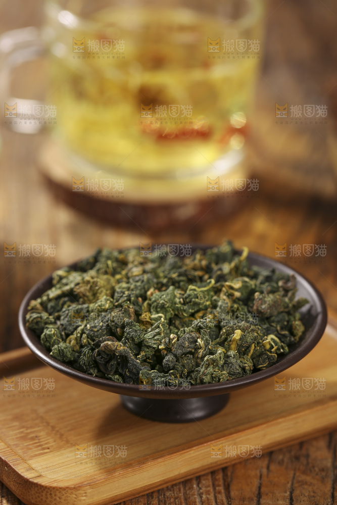 木底上放着的桑叶茶