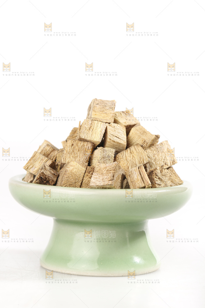 白底上放着葛根
