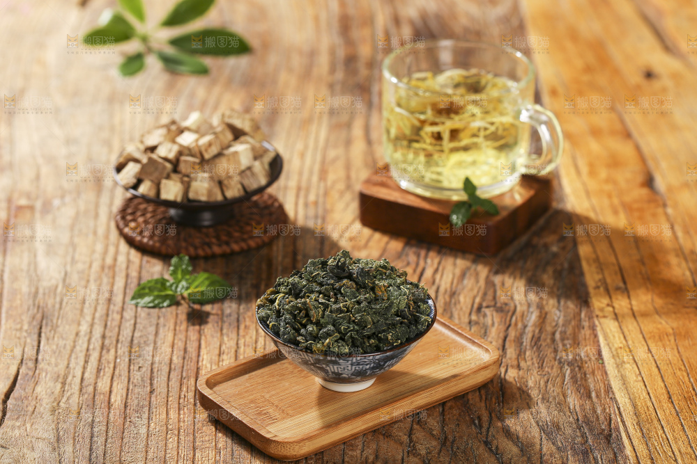 木底上放着的桑叶茶