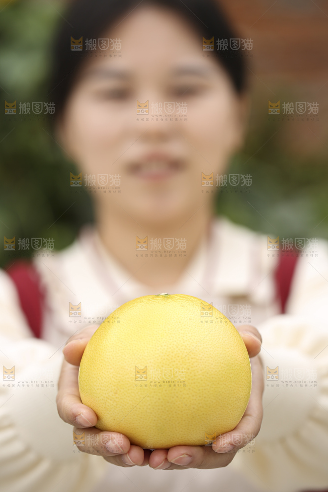 手里拿着黄金葡萄柚