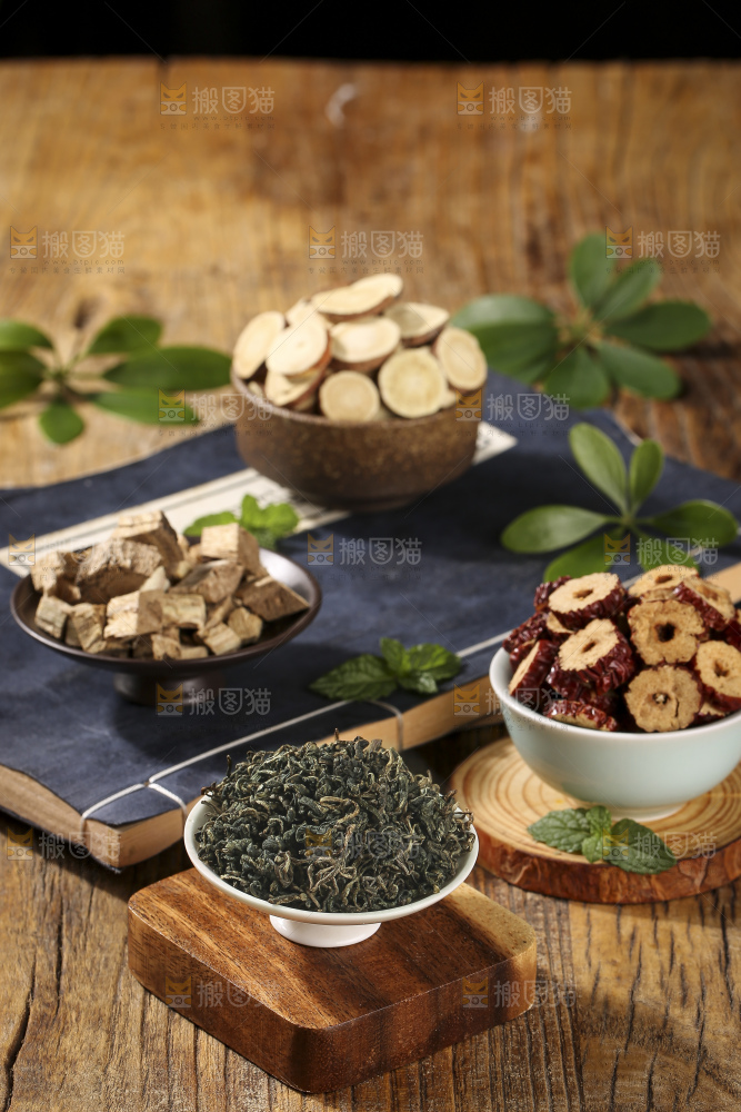 木底上放着蒲公英茶