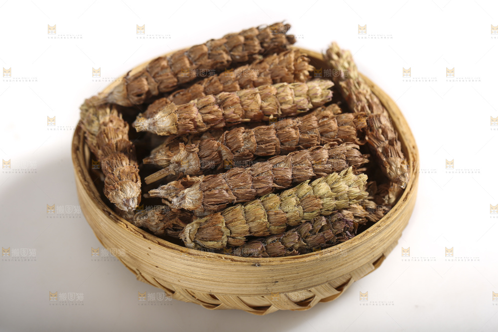 白底上放着夏枯草