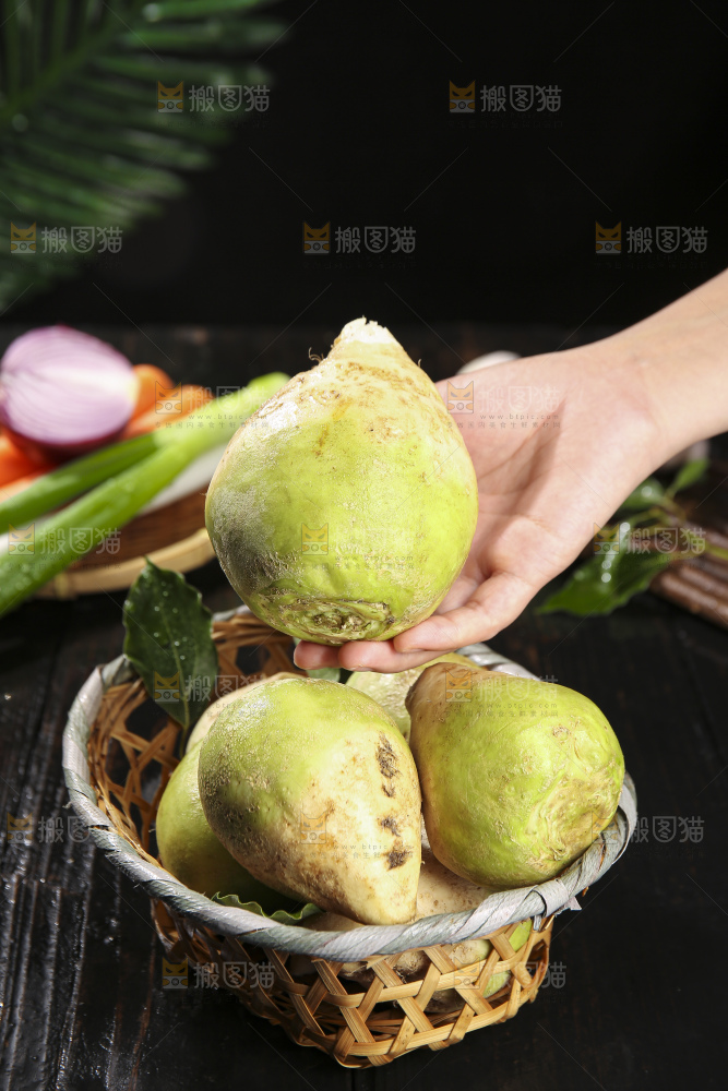 深底上放着芥菜头
