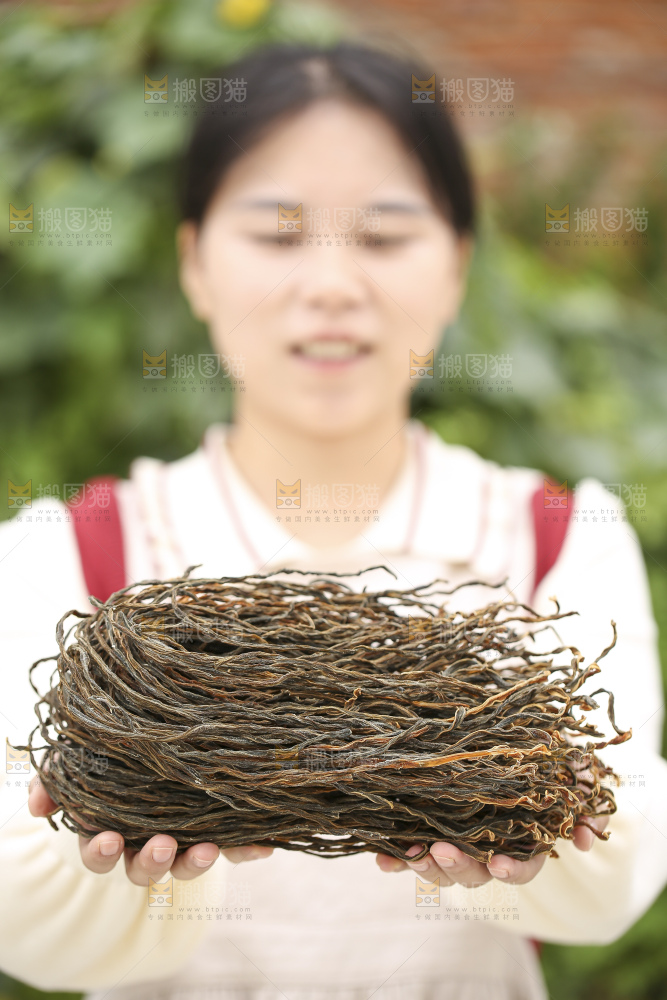 手里拿着干豆角