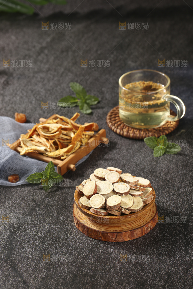 深底上放着甘草片