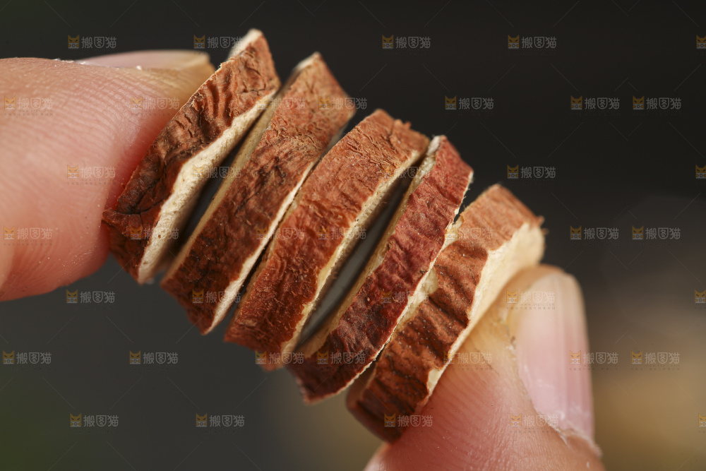 深底上放着甘草片