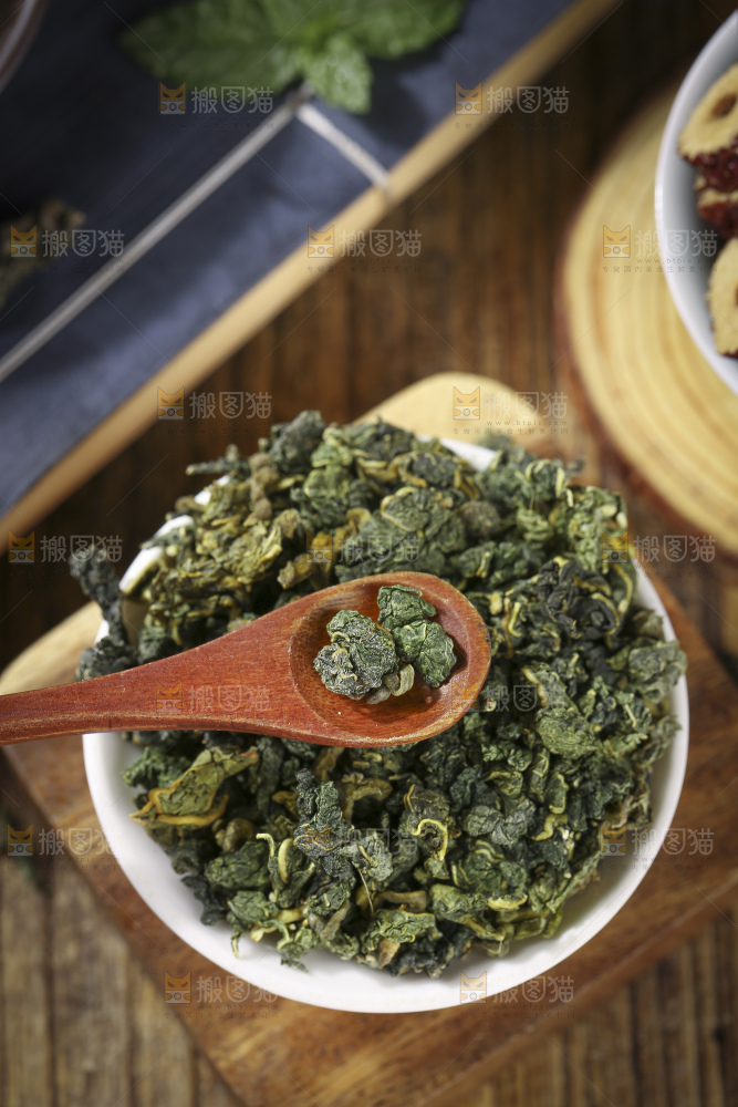 木底上放着的桑叶茶