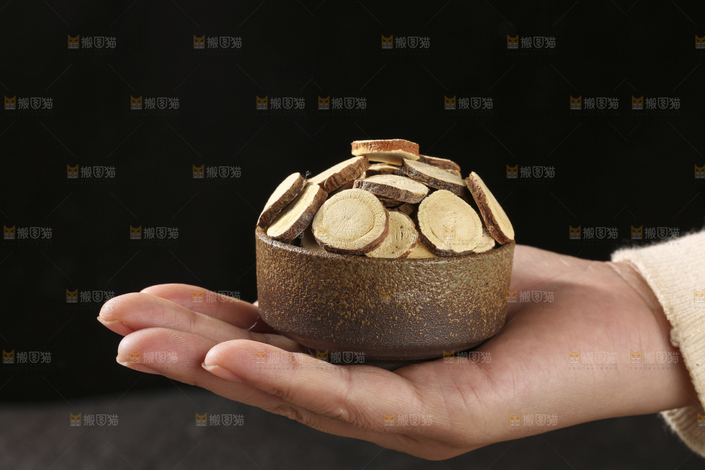 深底上放着甘草片