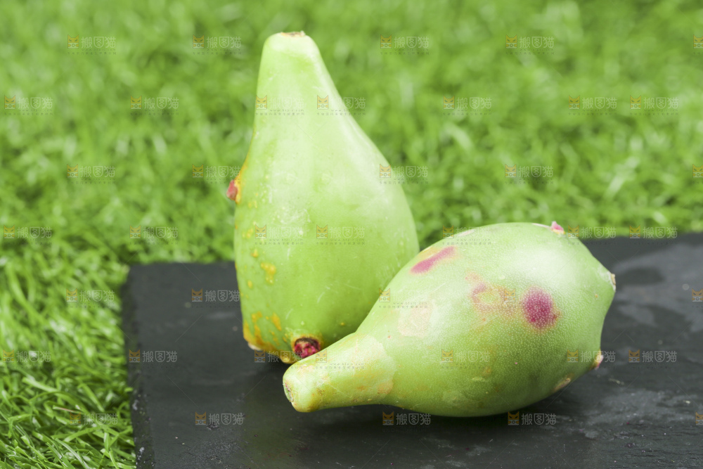 黑石板上放着仙人掌果