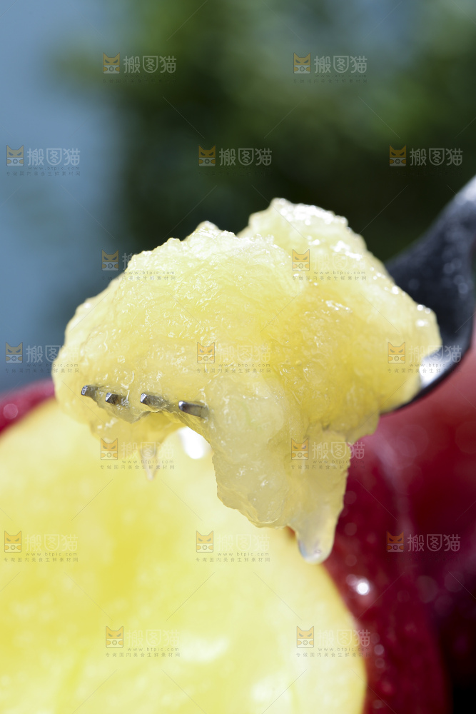 深底上放着花牛苹果