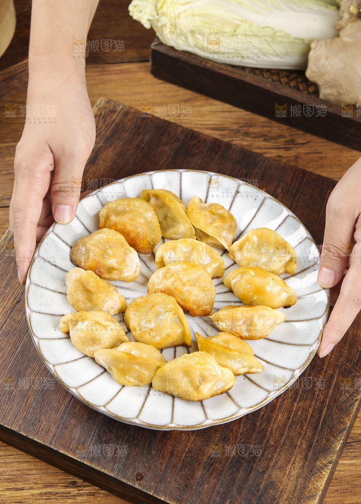 木底上放着的煎饺