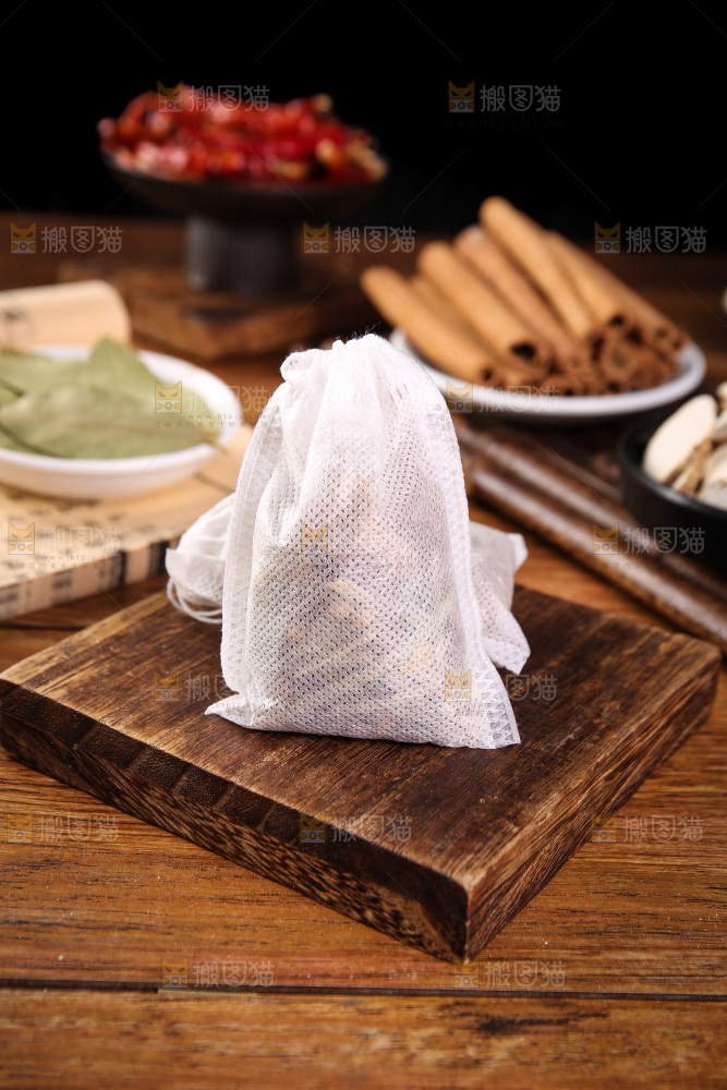 木底上的香料组合