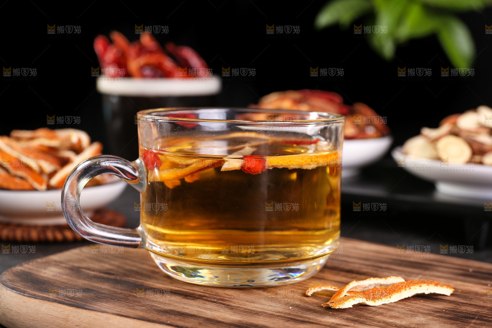 杯子里的陈皮茶