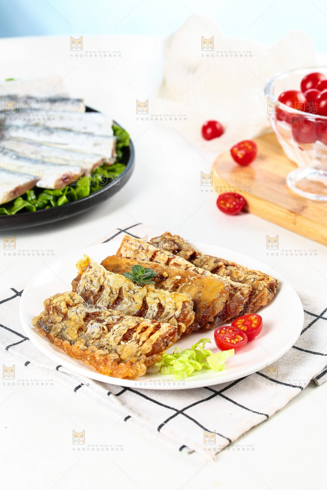 白底上的香酥带鱼