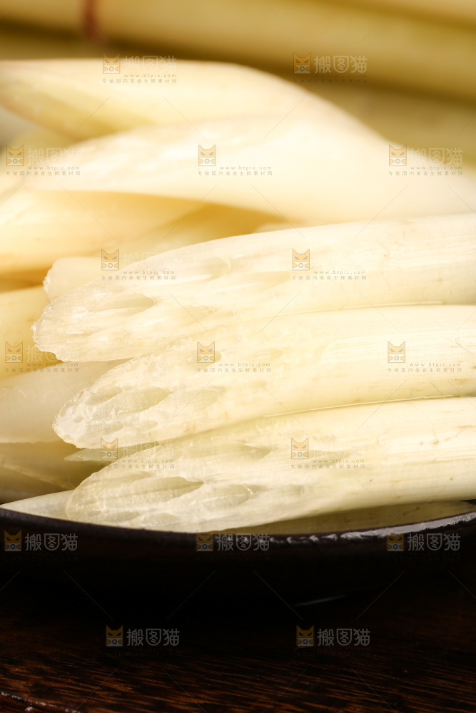 深底上放着藕带