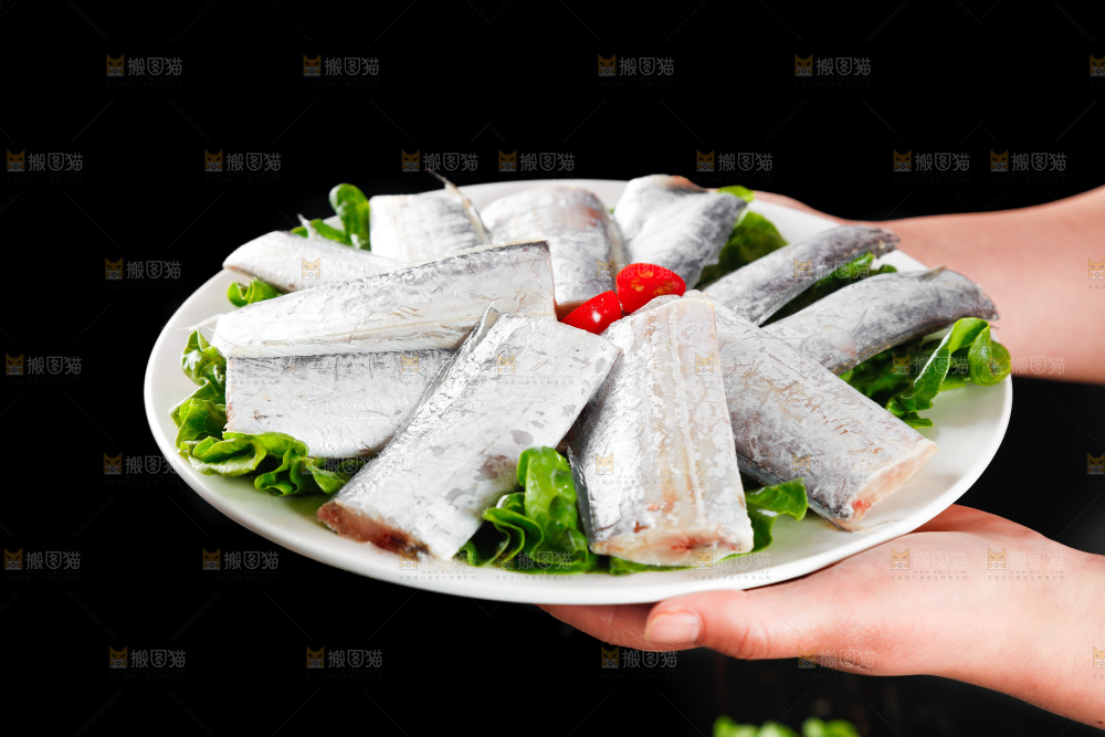 黑底上的鲜冻带鱼段