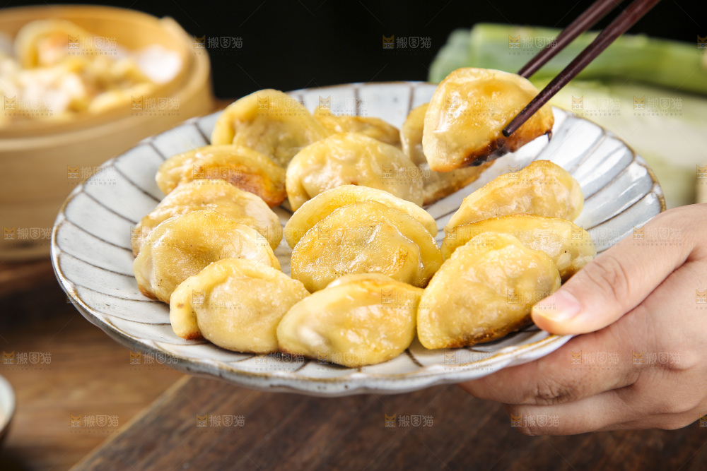 木底上放着的煎饺
