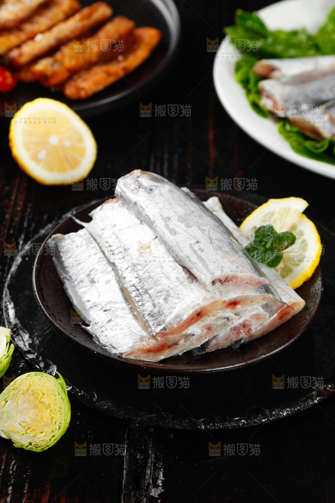 黑底上的鲜冻带鱼段