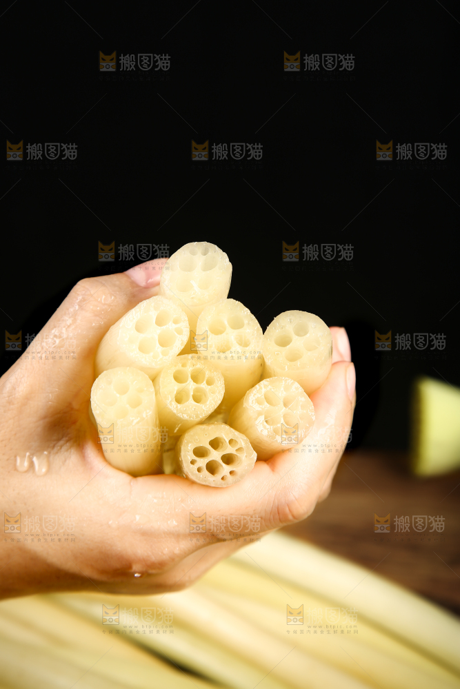 深底上放着藕带