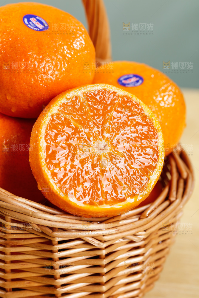 浅底上的新鲜澳柑