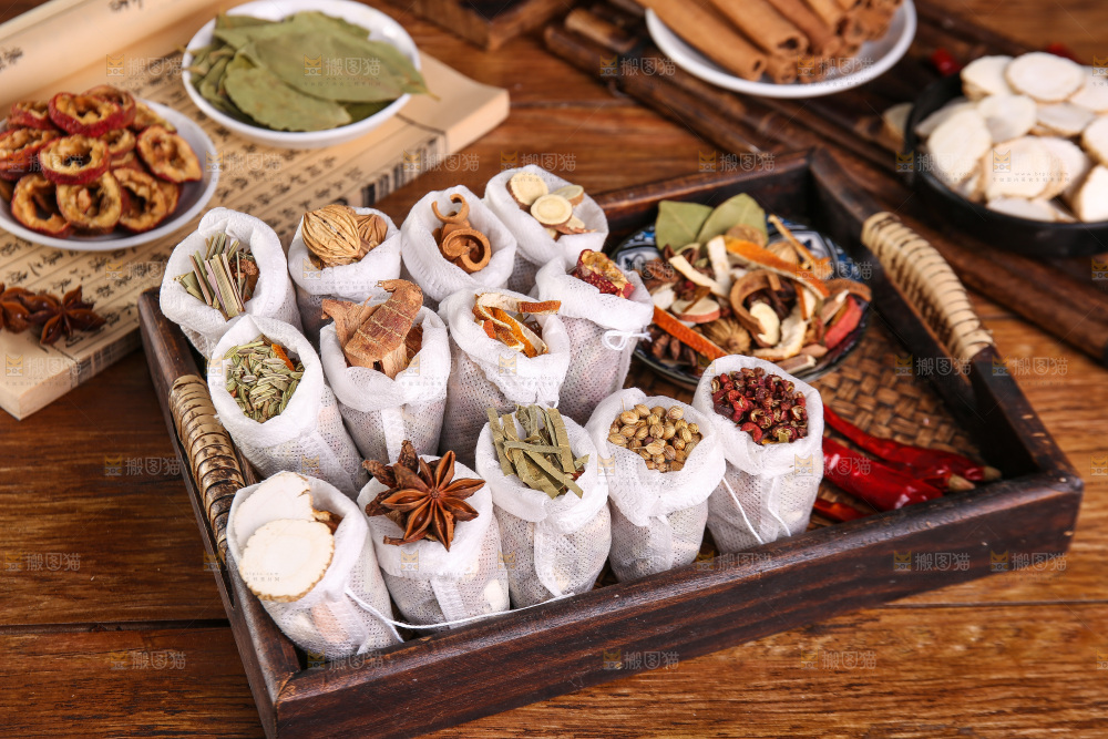 木底上的香料组合