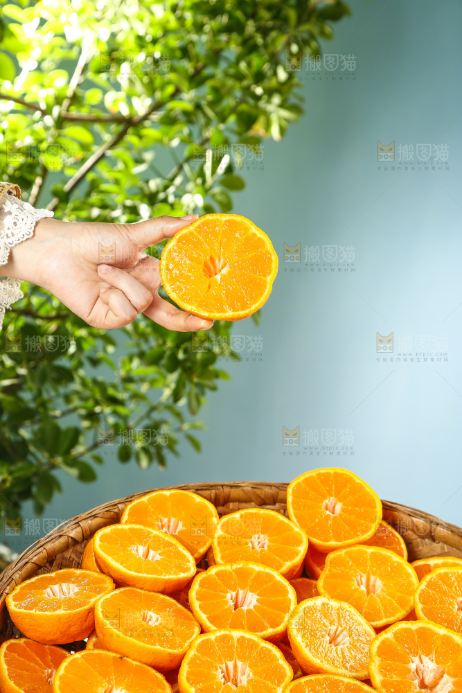 白底上放着切开的新鲜丑柑
