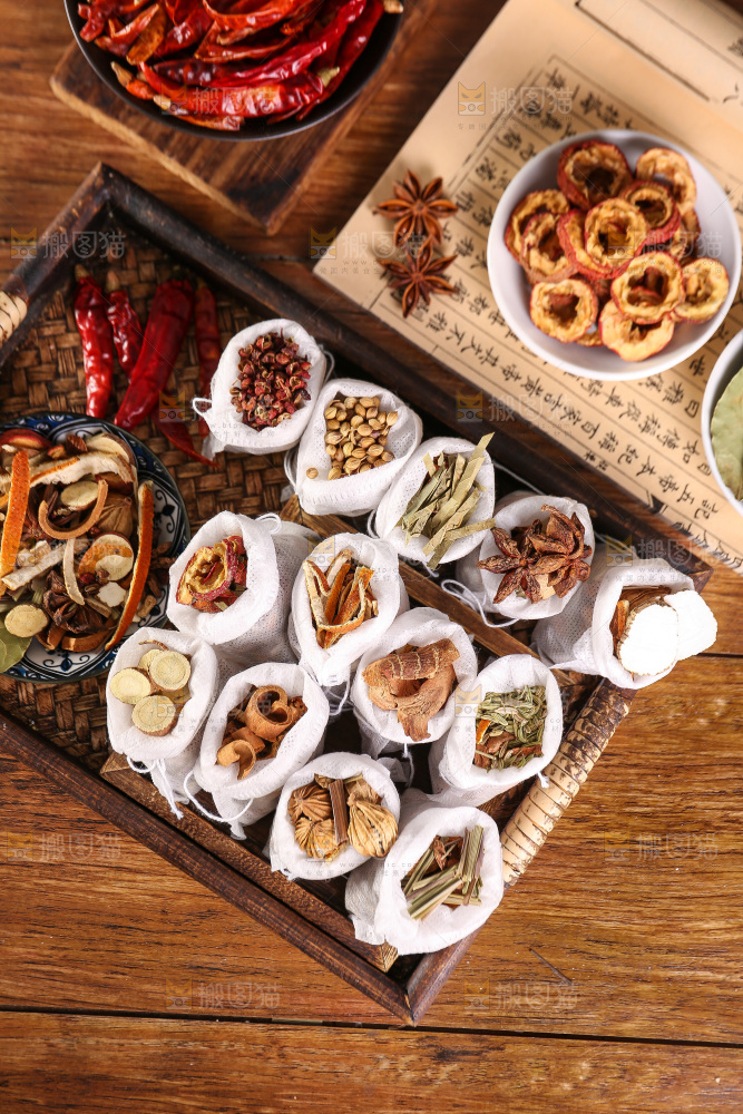 木底上的香料组合