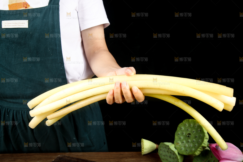 深底上放着藕带
