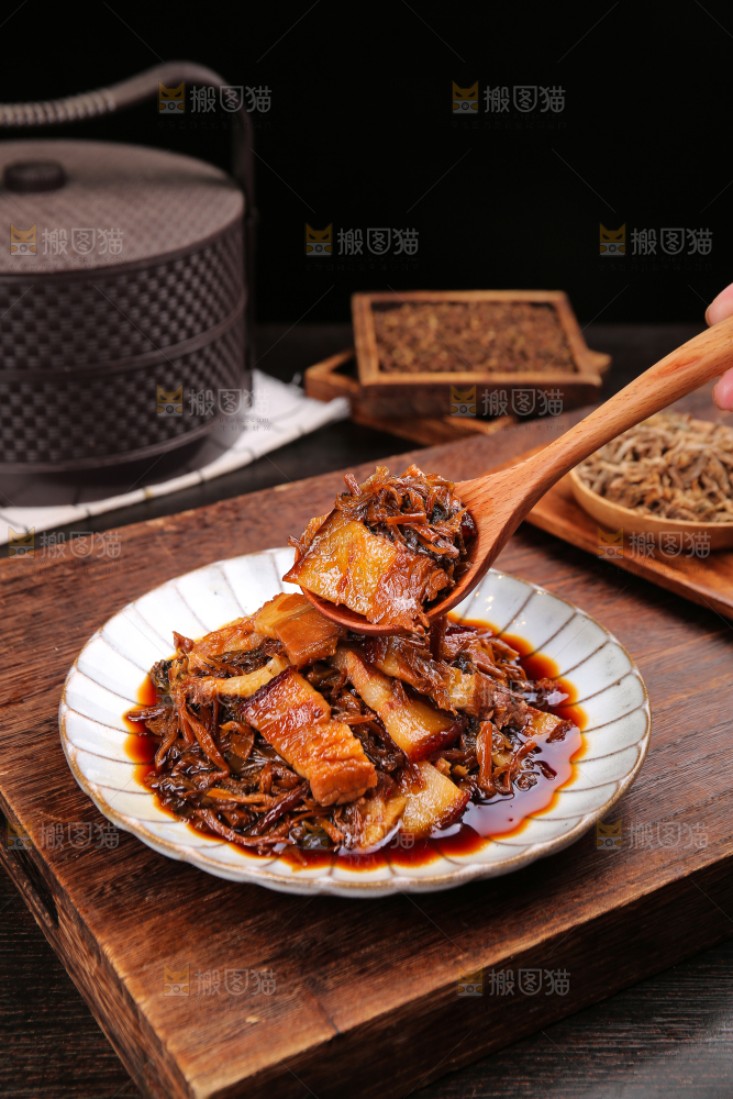 木底上的梅干菜五花肉