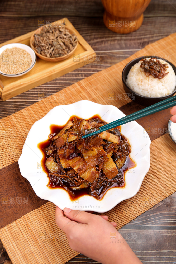 木底上的梅干菜五花肉