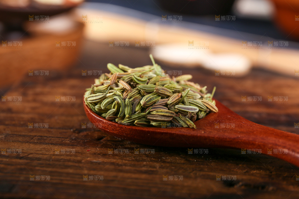 木底上的小茴香籽