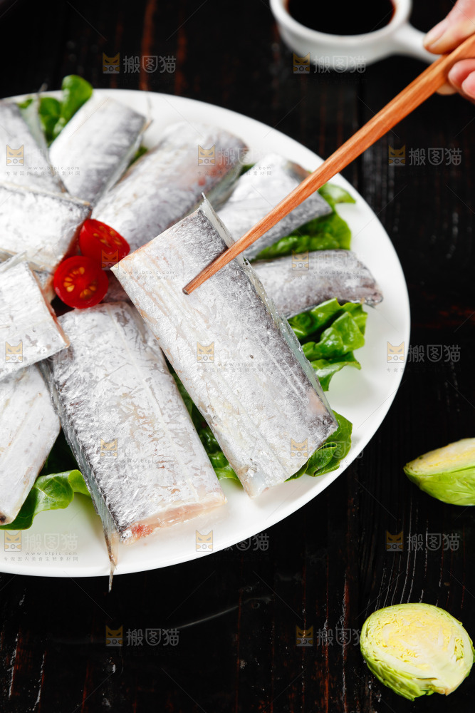 黑底上的鲜冻带鱼段