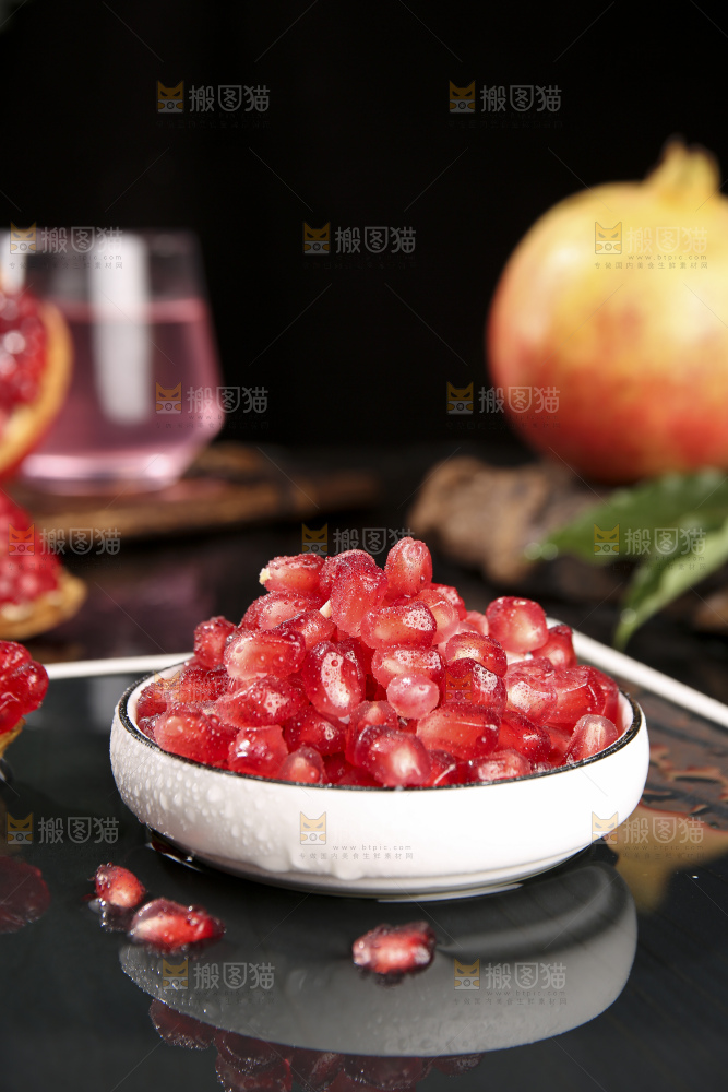 深底上的黑籽石榴