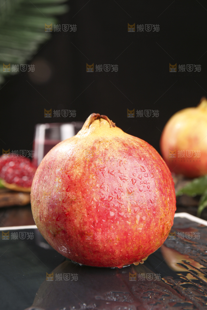 深底上的黑籽石榴