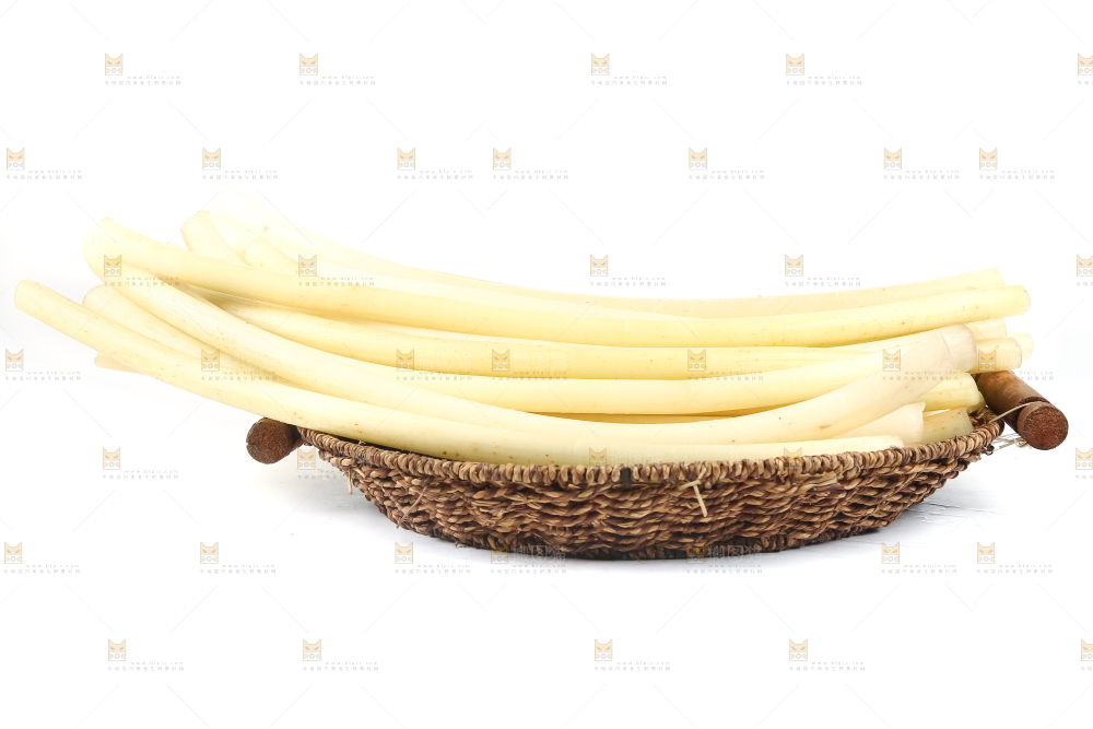 白底上摆放着新鲜藕带