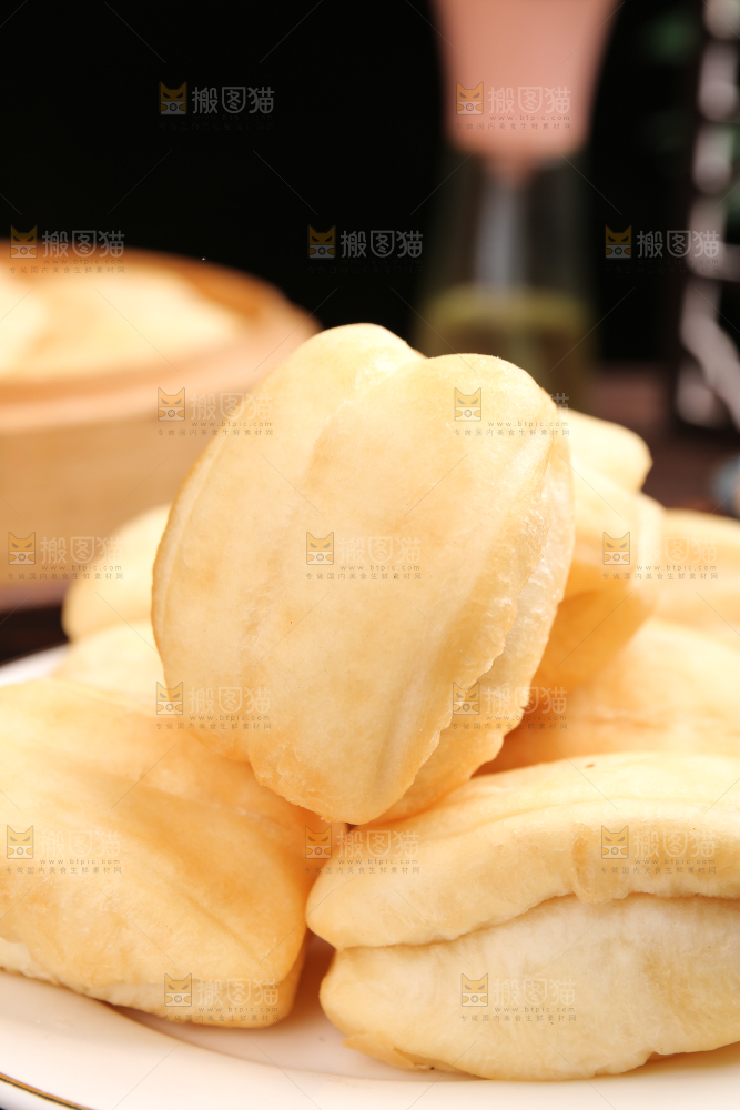 木底上放着的炸油条
