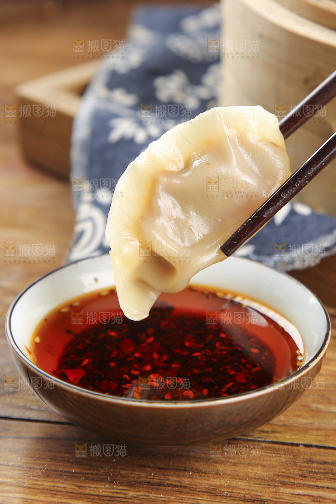 木底上放着的煎饺