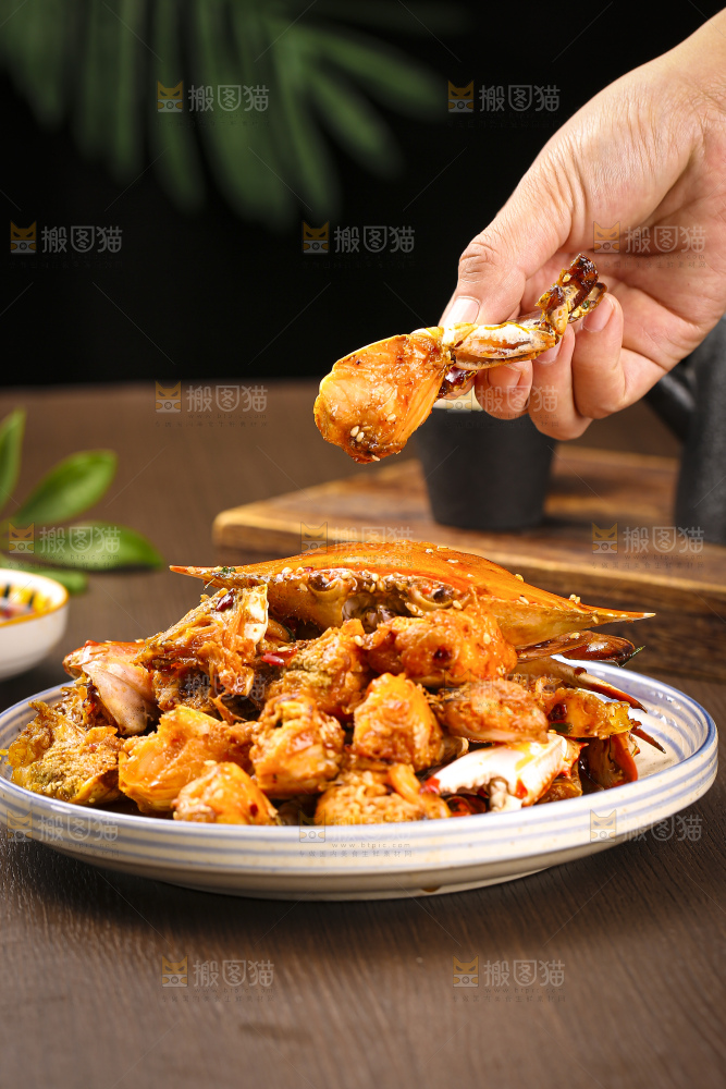 深底上的香辣梭子蟹