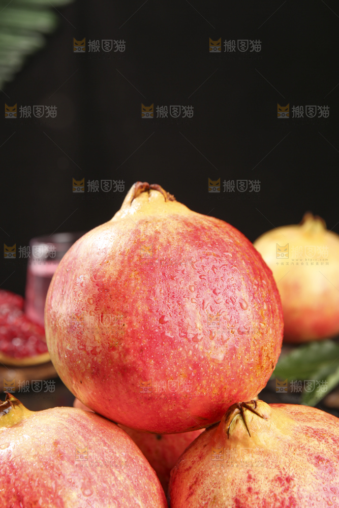 深底上的黑籽石榴