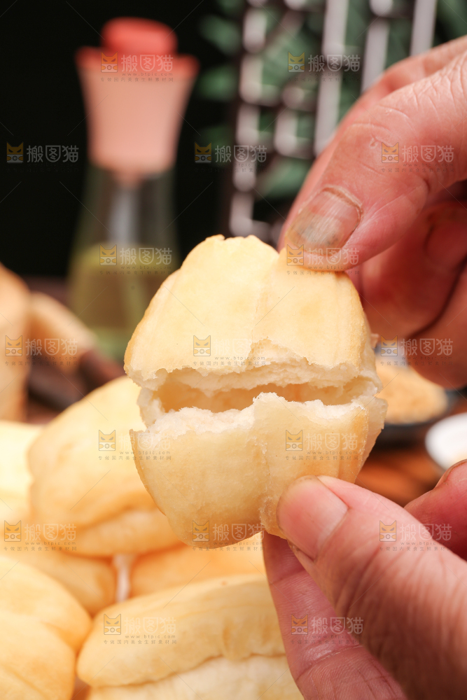 木底上放着的炸油条