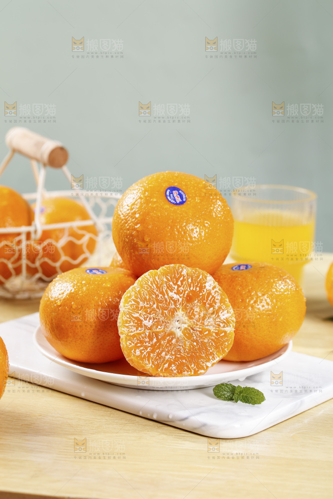 浅底上的新鲜澳柑